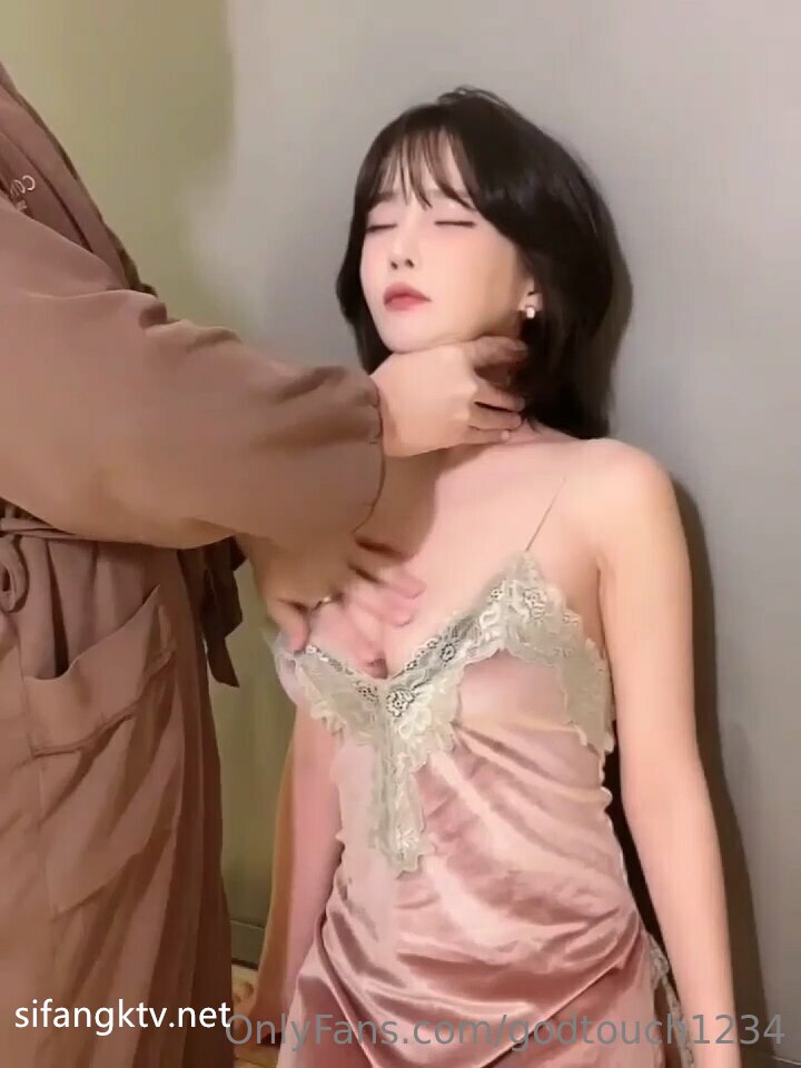 外表清纯乖巧妹妹！娇小身材贫乳！翘起美臀看美穴，掰开特写手指插入，妹妹好想被人操
